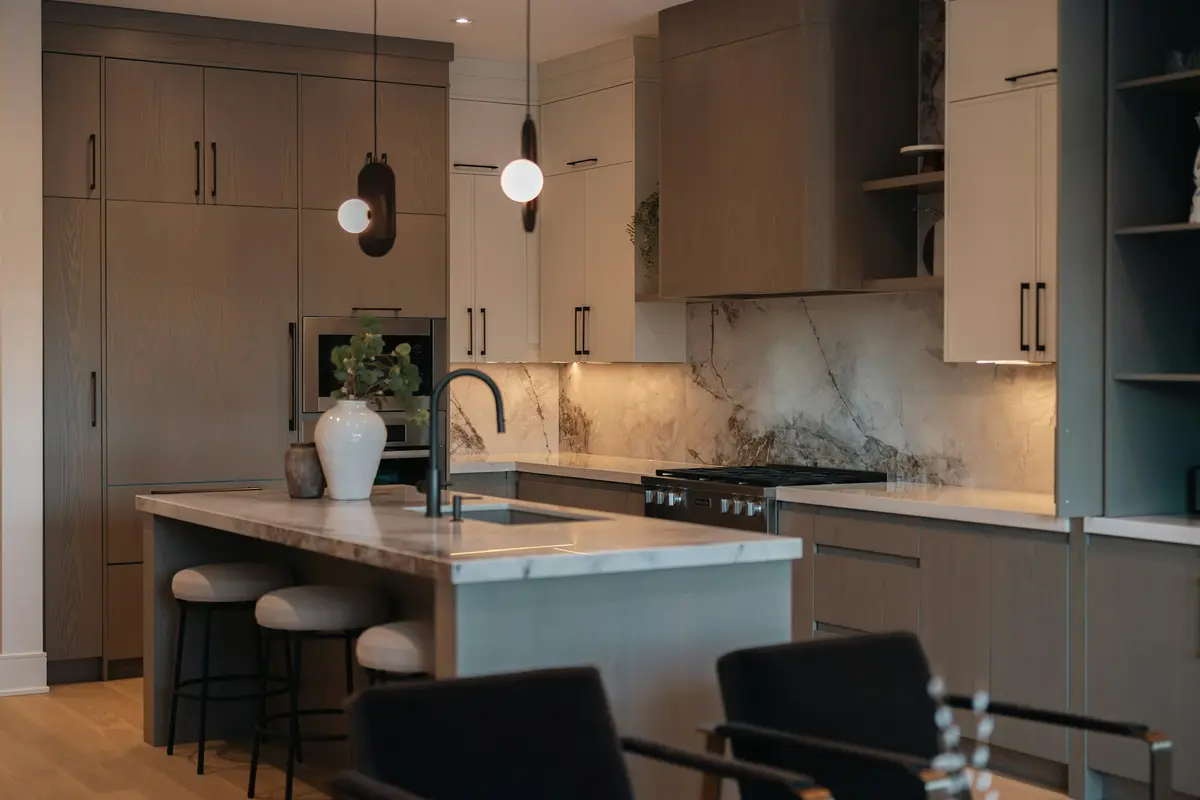 Modern kitchen with an island, pendant lights and a marble-look backsplash